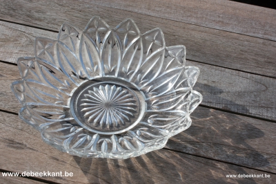 Retro glazen schaal in de vorm van een bloem.
